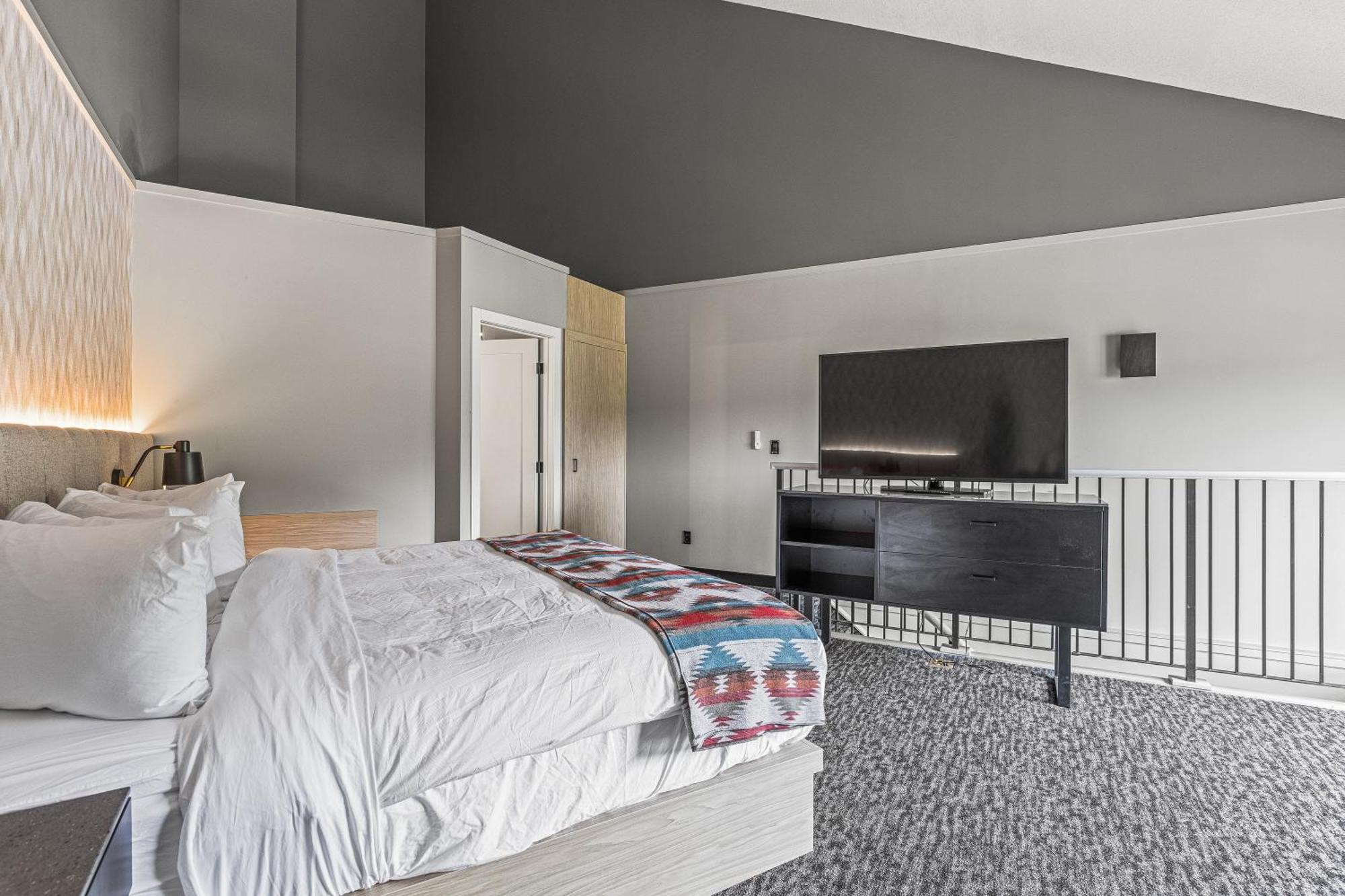 Mtn House By Basecamp Otel Canmore Dış mekan fotoğraf