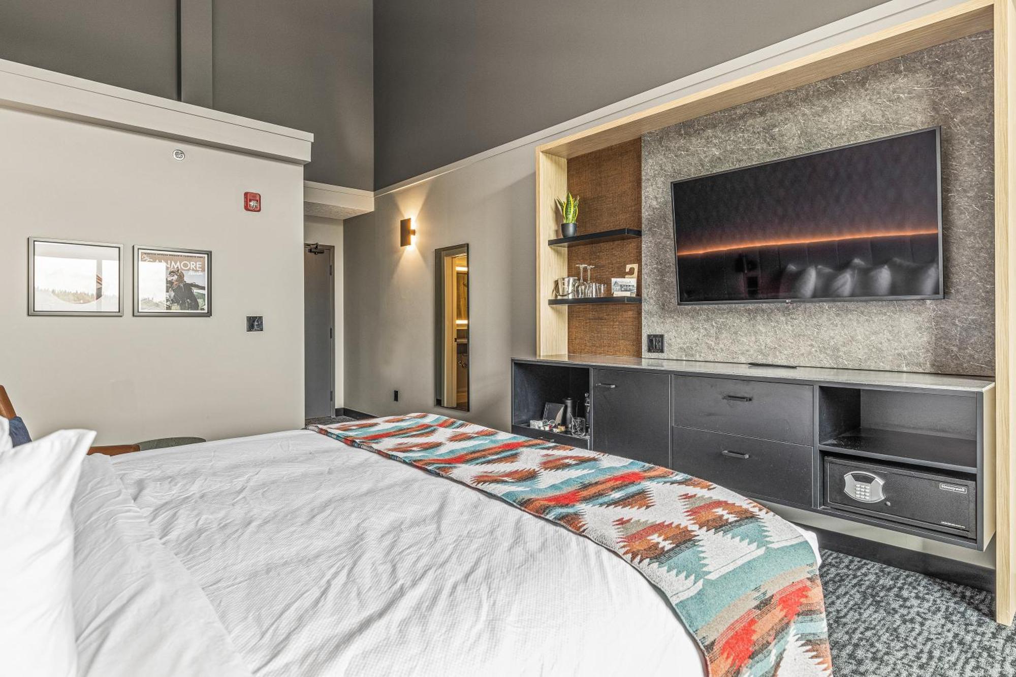 Mtn House By Basecamp Otel Canmore Dış mekan fotoğraf